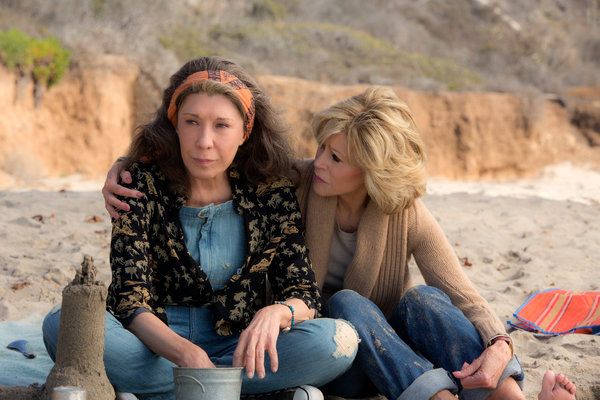 Lily Tomlin, lijevo, i Jane Fonda unutra