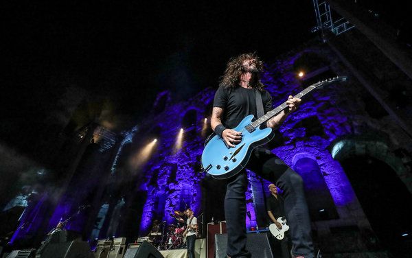 Dave Grohl și alți membri ai Foo Fighters.