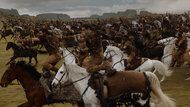 Dothraki-ruiters vallen aan in een scène uit de Spoils of War-aflevering van Game of Thrones.