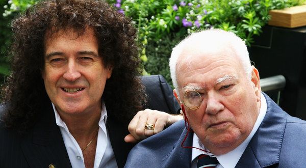 Brian May iz britanske rock grupe Queen i Patrick Moore, desno. May i Moore zajedno su napisali knjigu o astronomiji.