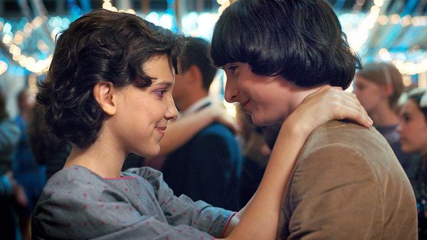 Милли Бобби Браун и Финн Вулфхард во втором сезоне сериала 