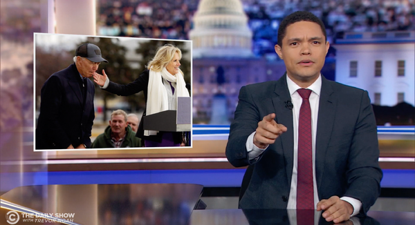 Trevor Noah heeft niet veel met de nieuwe campagneslogan van voormalig vice-president Joseph R. Biden Jr. of het feit dat hij op het podium aan de vinger van zijn vrouw knabbelde.