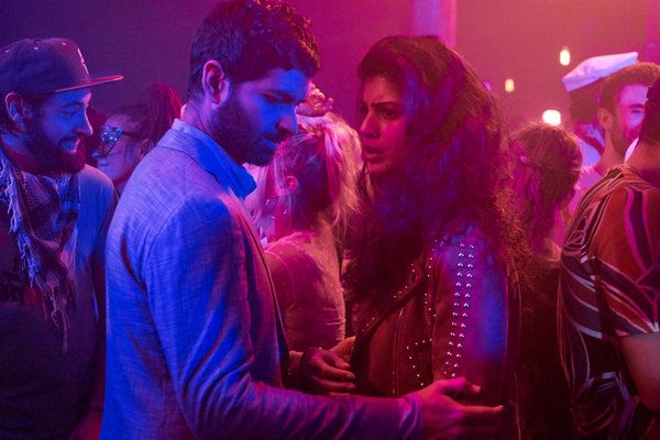 Purab Kohli y Tina Desai en Sense8.