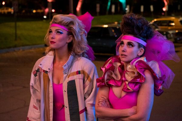 Séria Netflix GLOW, v ktorej hrá Betty Gilpin, vľavo, a Alison Brie, je vo svojom jadre milostným príbehom o ženách, tvrdí spisovateľ.