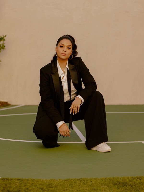 Die Komikerin Lilly Singh auf ihrem persönlichen Basketballplatz zu Hause in Los Angeles.
