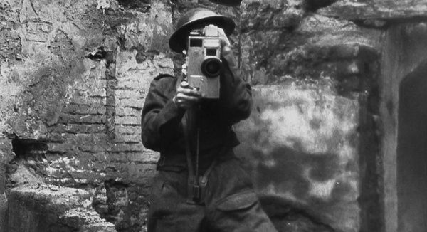 Un caméraman allié apparaît dans le film