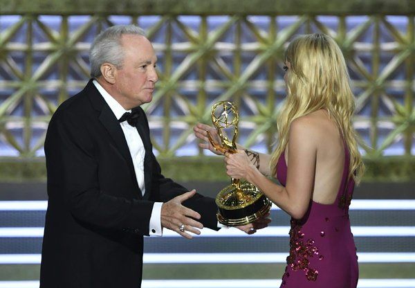 Lorne Michaels tar emot Emmy för bästa varieté sketchshow för Saturday Night Live i september av Anna Faris.