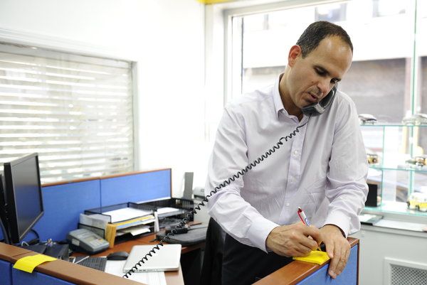 Marcus Lemonis parie sur les petites entreprises, certaines familiales, dans The Profit.