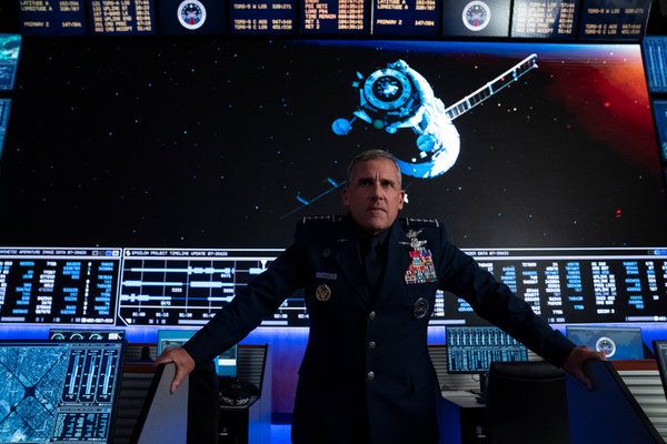 Steve Carell se vrača na televizijo v Space Force, ki ga ponovno združi z Gregom Danielsom, ustvarjalcem The Office.