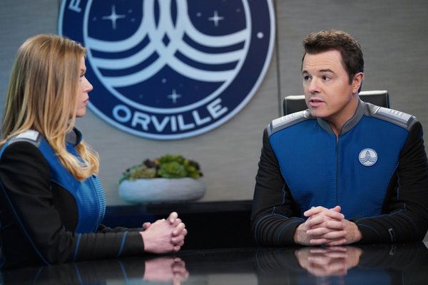 Adrianne Palicki e Seth MacFarlane na 2ª temporada de The Orville.