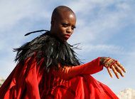 Florence Kasumba Idän pahana noitana Emerald Cityssä, joka on The Wizard of Ozin nykypäivän muutos.