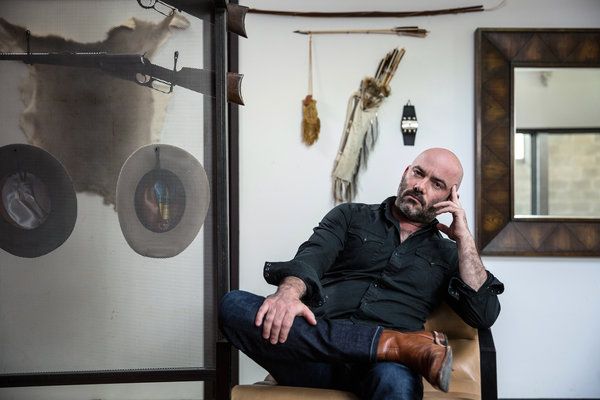 De romanschrijver Philipp Meyer, van wiens boek The Son een serie wordt gemaakt, in zijn huis in Austin, Tex.
