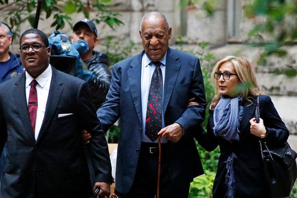 Bill Cosby, Mitte, kommt mit Anwältin Angela Agrusa (rechts) zum dritten Tag der Juryauswahl im Allegheny County Courthouse in Pittsburgh am Mittwoch an. Die rassische Zusammensetzung des Gremiums ist während des Auswahlverfahrens zu einem Streitpunkt geworden.