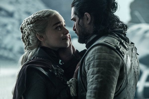 Emilia Clarke und Kit Harington in einem pointierten Moment aus dem Game of Thrones-Finale.