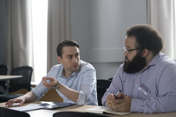 Kieran Culkin, vänster, och Zach Cherry i en scen från Succession.