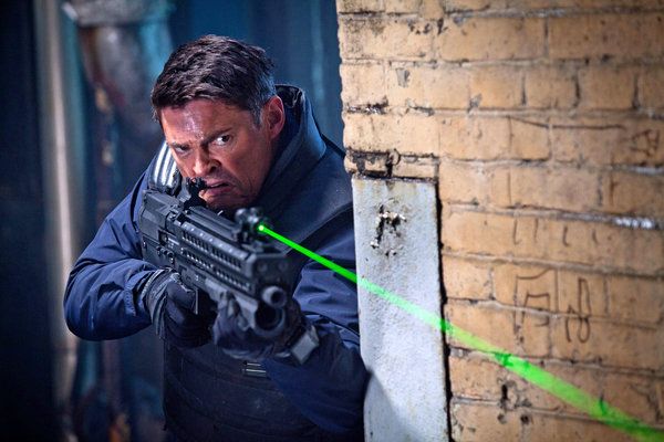 Ο Karl Urban υποδύεται έναν ντετέκτιβ που ξυπνά από κώμα για να διαπιστώσει ότι έχει βιονικό πόδι, κάτω.