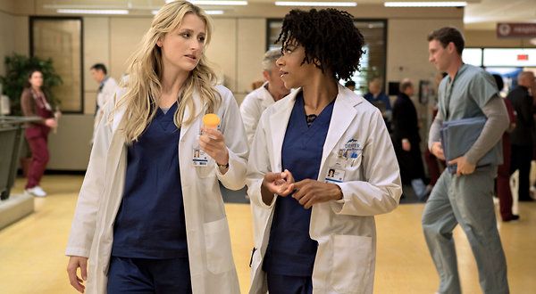 Mamie Gummer และ Kelly McCreary ใน