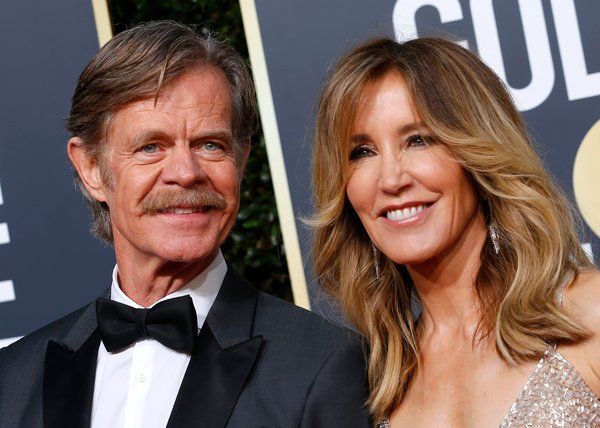 William H. Macy och Felicity Huffman. Hon har åtalats för en antagningsskandal till högskolan, anklagad för att ha betalat 15 000 dollar för att öka deras äldre dotters SAT-poäng.
