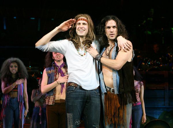 Gavin Creel, a la izquierda, como Claude y Will Swenson como Berger en el renacimiento de Broadway de 2009 de