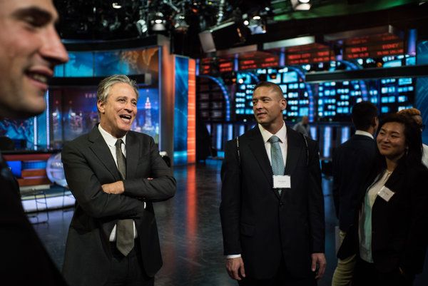 Jon Stewart avec des vétérans qui ont assisté à un salon de l