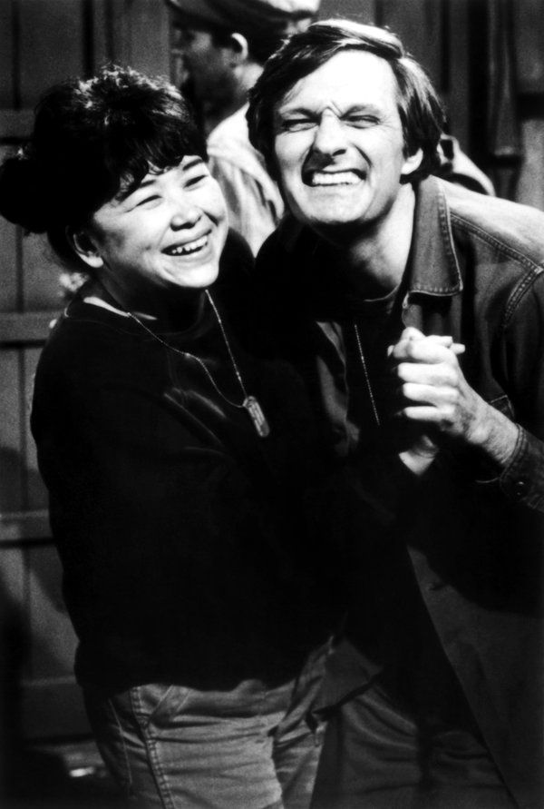 Kellye Nakahara et Alan Alda dans l