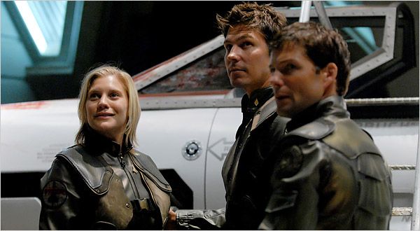 De izquierda a derecha, Katee Sackhoff, Michael Trucco y Jamie Bamber en 
