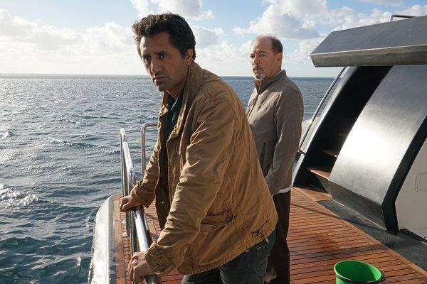 Cliff Curtis vasemmalla ja Rubén Blades elokuvassa Fear the Walking Dead.