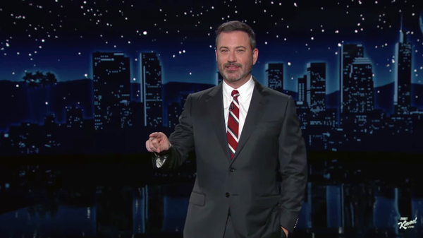 Povedala, že republikáni musia hovoriť pravdu; voľby neboli ukradnuté, povedal Jimmy Kimmel o predstaviteľke Liz Cheneyovej. Takže musela ísť.
