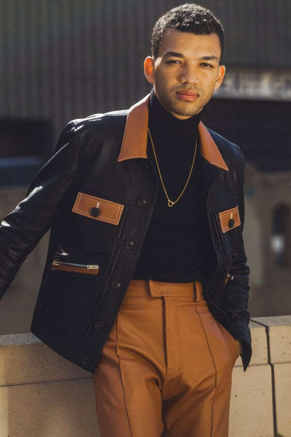 Aos 25, Justice Smith estrelou ao lado de Isabelle Huppert e um Pokémon. Atuar é meu primeiro amor, e se eu não explorar todas as facetas disso, então não acho que estaria honrando esse amor, disse ele.