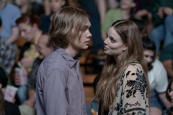 Charlie Plummer og Kristine Froseth i Looking for Alaska, som begynner fredag ​​på Hulu.
