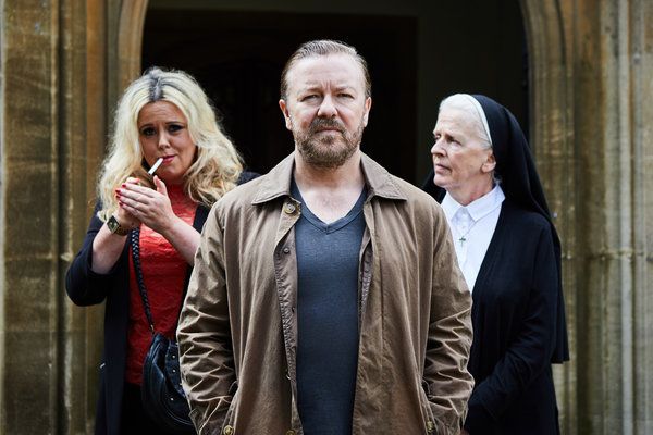 Από αριστερά, οι Roisin Conaty, Ricky Gervais και Julia Dearden στο After Life.