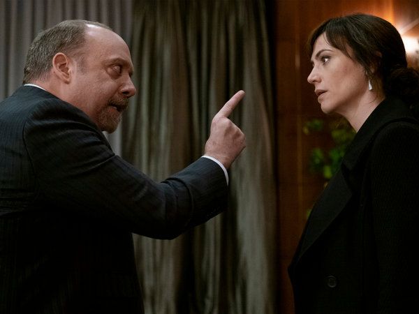Ο Paul Giamatti και η Maggie Siff σε μια σκηνή από το Billions.