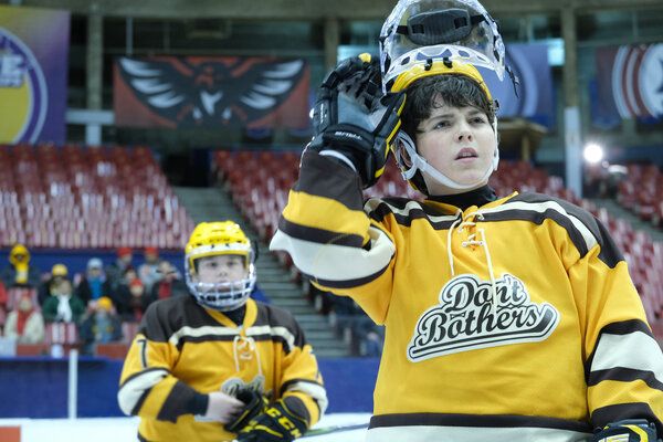 Brady Noon in een aflevering van de Disney+ reboot-serie The Mighty Ducks: Game Changers. De show biedt een zeldzame stem voor de ouder die gelooft dat sport zijn grenzen heeft.