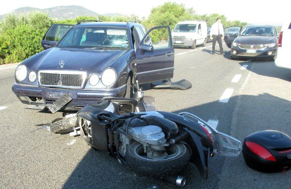 Μια μοτοσικλέτα που οδηγούσε ο Τζορτζ Κλούνεϊ συγκρούστηκε με αυτοκίνητο στο ιταλικό νησί της Σαρδηνίας την Τρίτη και ο ηθοποιός χτύπησε στο παρμπρίζ, είπε ένας αστυνομικός.