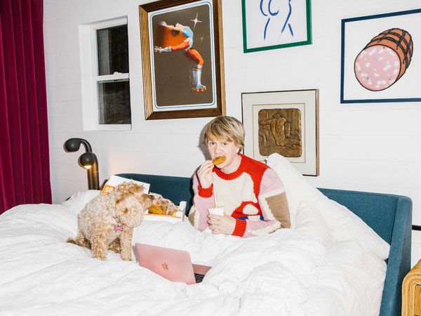 Josh Thomas v postelji s svojim prenosnikom, za katerega se je odločil, da ni najboljši zaslon za gledanje Parazita.