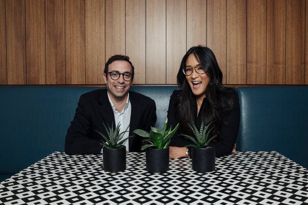 Robbie Praw y Lisa Nishimura el mes pasado en Los Ángeles. Los dos han supervisado la gran expansión de Netflix en especiales de comedia originales.