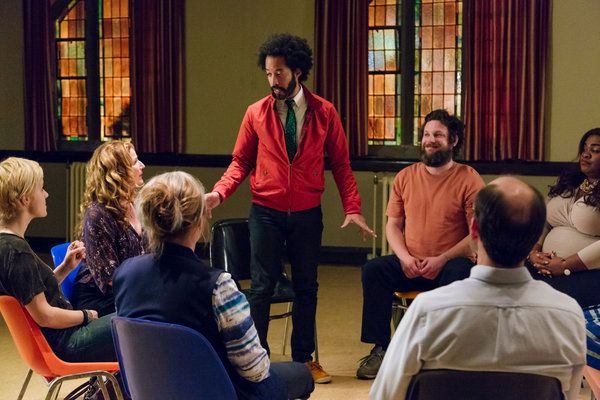 Wyatt Cenac, de pé, em People of Earth, que estreia na segunda-feira à noite.
