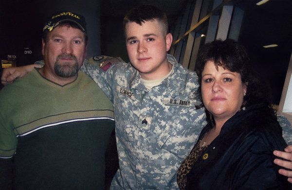 Clint Lorance, al centro, nel 2007, con suo padre, Tracy, e sua madre, Anna. Clint Lorance è stato imprigionato nel 2013 per la morte di due afgani disarmati ed è il soggetto del nuovo documentario in cinque parti Leavenworth.