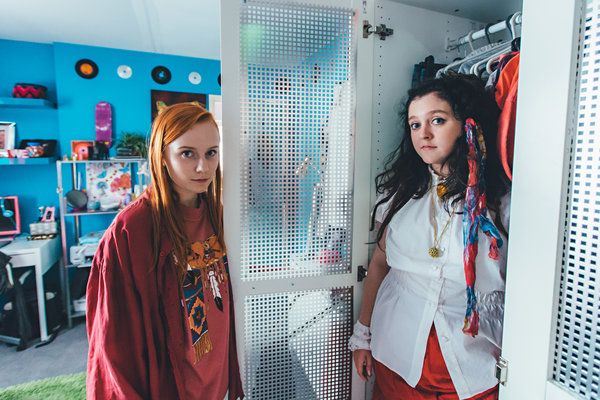 A partir da esquerda, Alexa Davies e Helen Monks em Raised by Wolves.