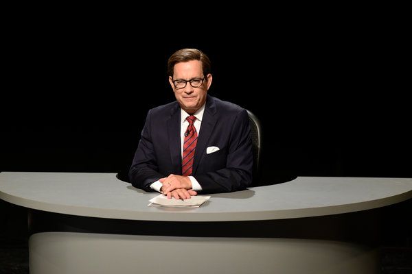 Tom Hanks esitti Chris Wallacen kolmannen presidentinvaalikeskustelun moderaattorina lauantai-iltana suoritetussa sketsissä viime viikonloppuna.