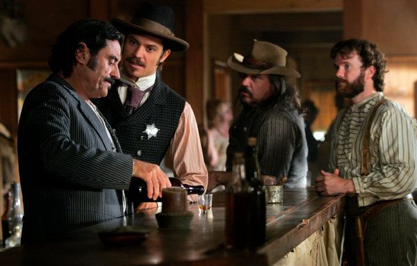 Zľava: Ian McShane, Timothy Olyphant, W. Earl Brown a Sean Bridgers v Deadwoode.