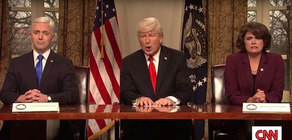 Alec Baldwin, keskus, esitti roolinsa presidentti Trumpina S.N.L. Viitaten Valkoisen talon avustajan Hope Hicksin lähtöön hän sanoi, että Jared Kushner on periaatteessa kuumin poikanen, joka on jäänyt paikalle.