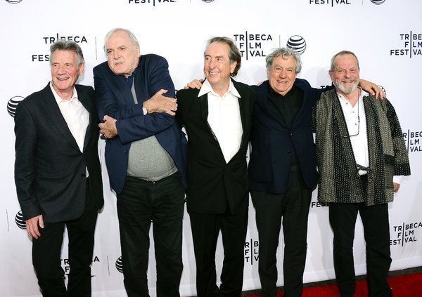 A partir da esquerda, Michael Palin, John Cleese, Eric Idle, Terry Jones e Terry Gilliam em uma exibição de Monty Python e o Santo Graal durante o Tribeca Film Festival 2015 em Nova York.