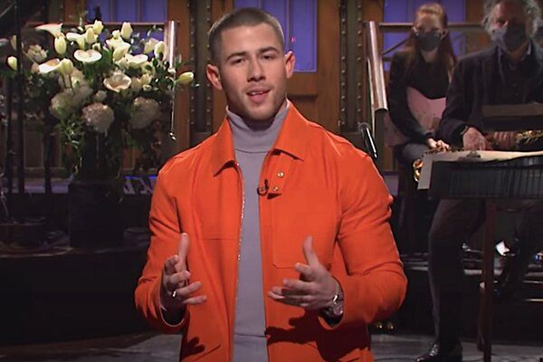 Săptămâna aceasta, Nick Jonas a găzduit Saturday Night Live și a fost, de asemenea, invitatul muzical.