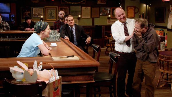จากซ้ายในเบื้องหน้า Edie Falco, Louis C.K. และ Steve Buscemi ใน Horace and Pete