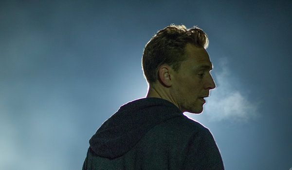 Tom Hiddleston în The Night Manager.