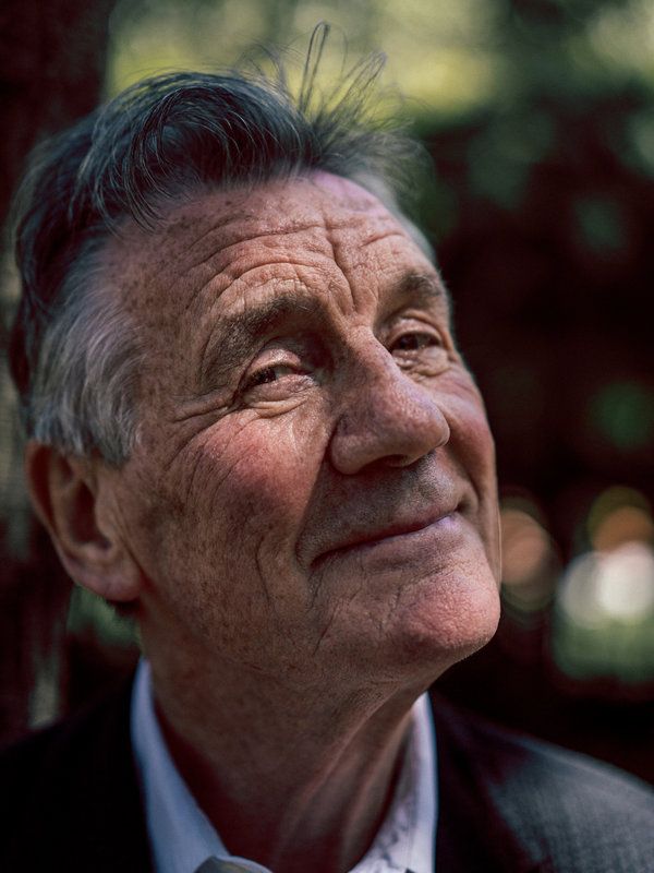 Michael Palin, o ator britânico e membro fundador da trupe de comédia Monty Python, que estrela a minissérie da PBS, Remember Me.