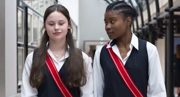 Louise Labèque, venstre, og Wislanda Louimat i Zombi Child.
