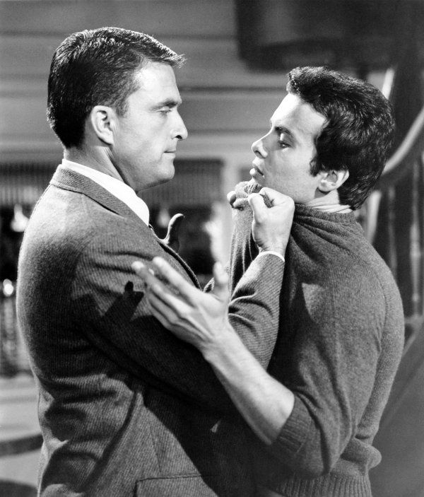 Ed Nelson, stânga, cu Michael Christian în Peyton Place.