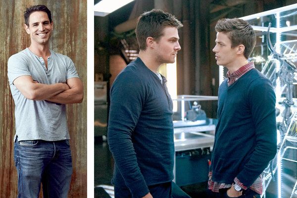 Greg Berlanti, vľavo, je tvorcom Arrowa, CW adaptácie komiksu Green Arrow so Stephenom Amellom, blízko vpravo, s Grantom Gustinom, ktorý bude hrať v pilotnom diele pána Berlantiho spinoffu o Flashi.